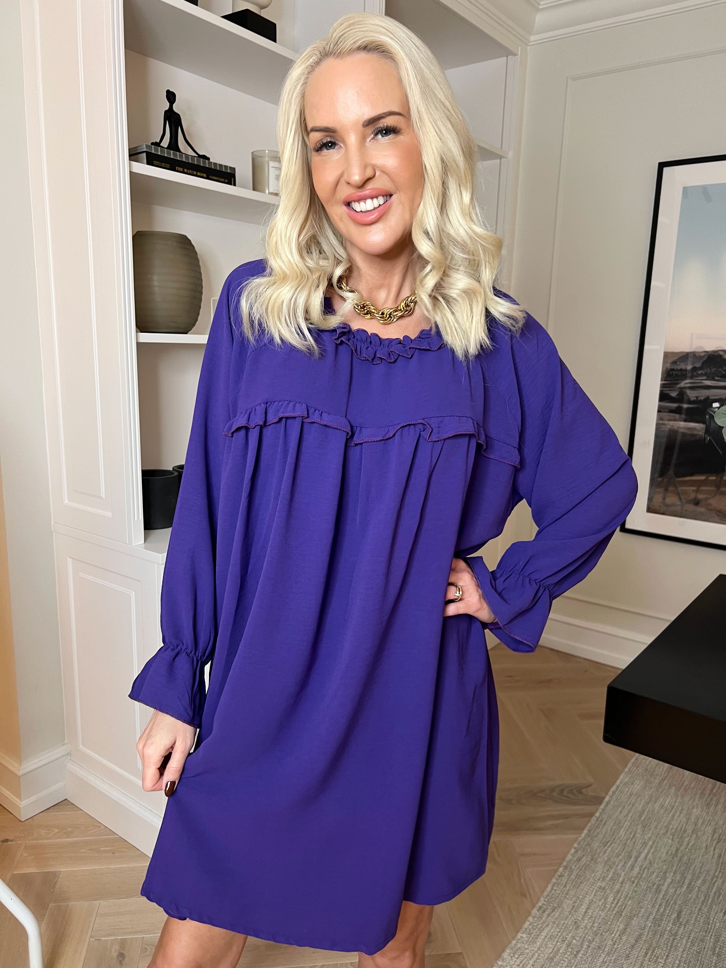 Waleria - Sød kjole i viskose med fine flæsedetaljer